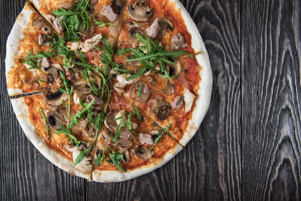 Pizza con pollo e funghi — Foto Stock