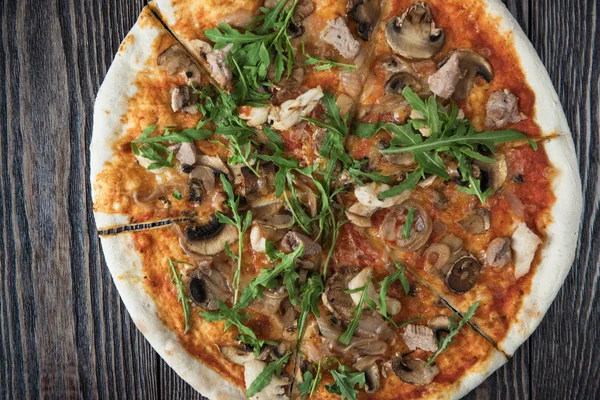 Pizza met kip en champignons — Stockfoto