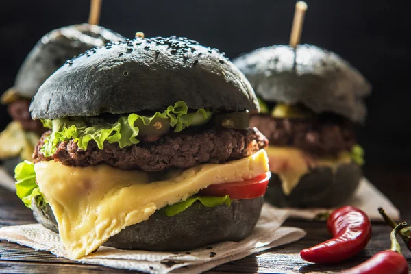 Duży czarny burger — Zdjęcie stockowe