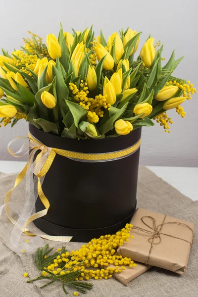 Heller Frühlingsstrauß aus Tulpen und Mimosen — Stockfoto