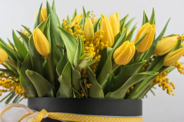 Яркий весенний букет тюльпанов и цветов мимозы — стоковое фото