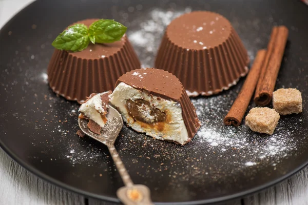 Dessert aus Sahne und Schokolade — Stockfoto