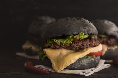 Büyük siyah burger.