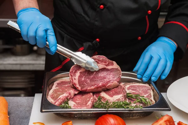 Chef corte de carne —  Fotos de Stock