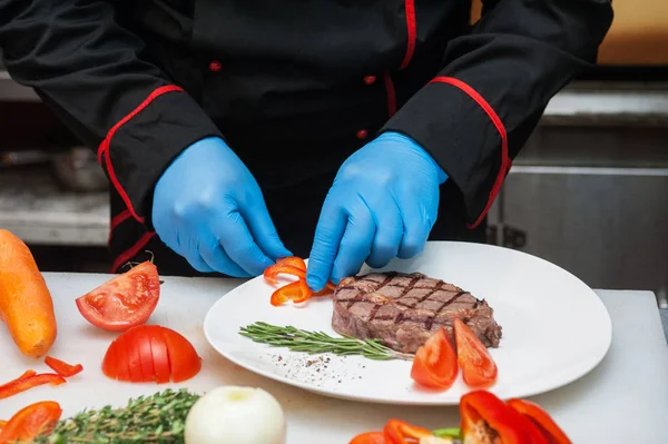 Chef set carne a la parrilla —  Fotos de Stock