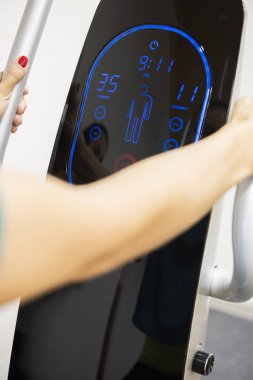 Genç kadın trenler