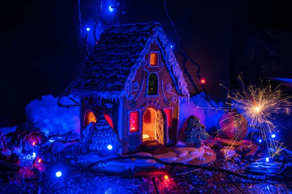 Lebkuchenhaus mit Lichtern — Stockfoto