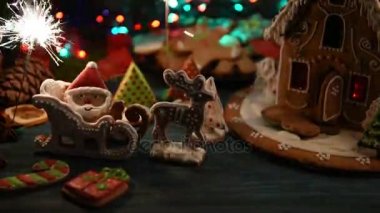 Koyu arkaplanda ışıkları olan zencefilli kek evi, xmas temalı