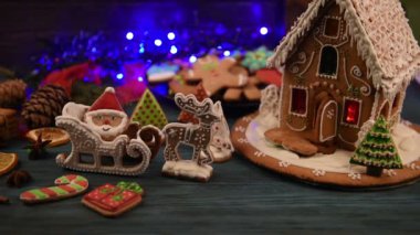 Koyu arkaplanda ışıkları olan zencefilli kek evi, xmas temalı