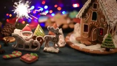 Koyu arkaplanda ışıkları olan zencefilli kek evi, xmas temalı