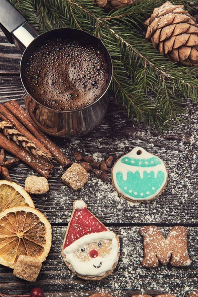 Pães de gengibre e café para novos anos ou Natal — Fotografia de Stock
