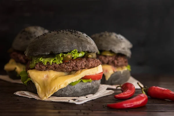 Duży czarny burger — Zdjęcie stockowe