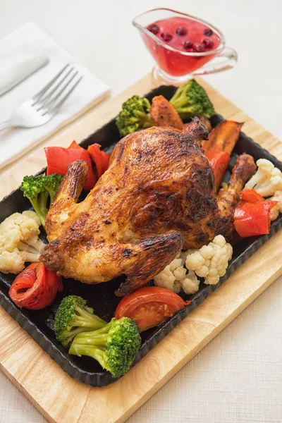 Pečené kuře se zeleninou. — Stock fotografie