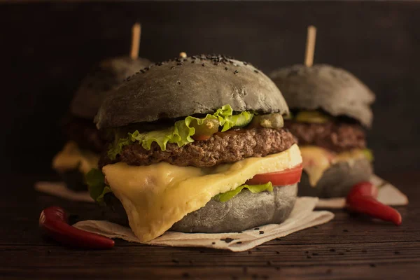 Hamburguesa negra grande — Foto de Stock