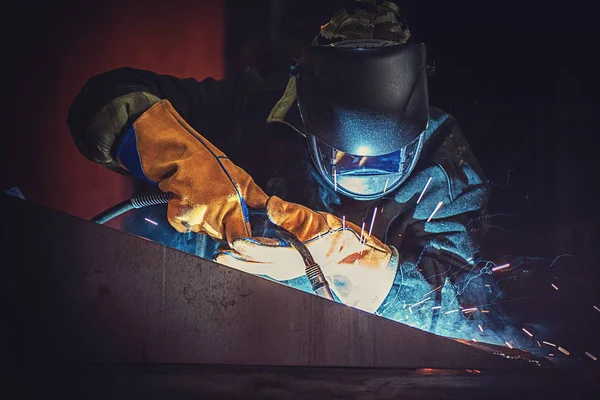 Worker welding metal — Stock Photo, Image