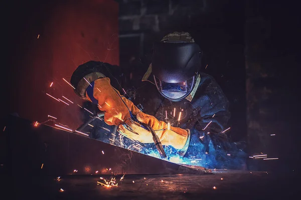 Worker welding metal — Stock Photo, Image