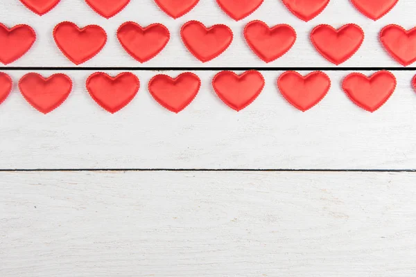 Corações vermelhos em um fundo de madeira branca — Fotografia de Stock