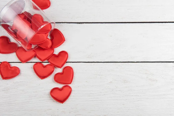 Rode harten op een witte houten achtergrond — Stockfoto