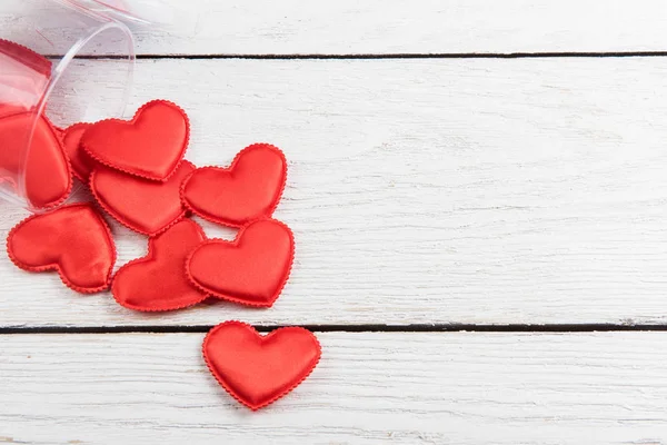 Cuori rossi su uno sfondo di legno bianco — Foto Stock