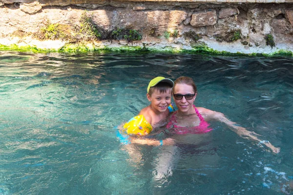 Femme et son fils dans Cleopatra piscine — Photo