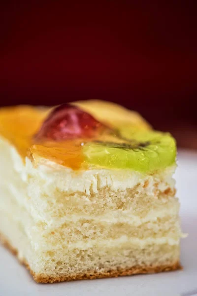 Een stuk fruitcake. — Stockfoto