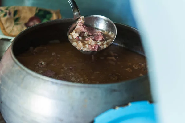 Cocinar comidas en una estufa rusa — Foto de Stock