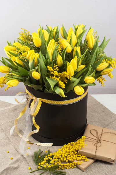 Heller Frühlingsstrauß aus Tulpen und Mimosen — Stockfoto