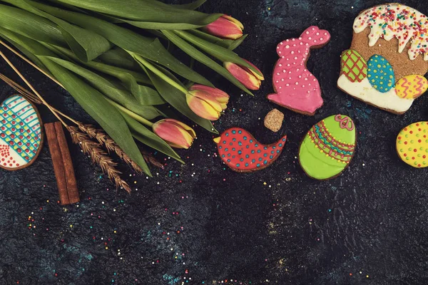 Tulips and gingerbread cookies — Stock Photo, Image