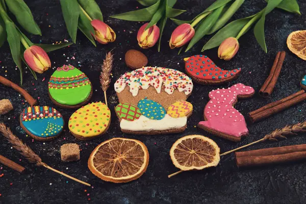 Tulips and gingerbread cookies — Stock Photo, Image