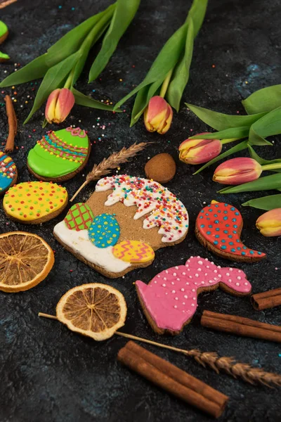 Tulips and gingerbread cookies — Stock Photo, Image