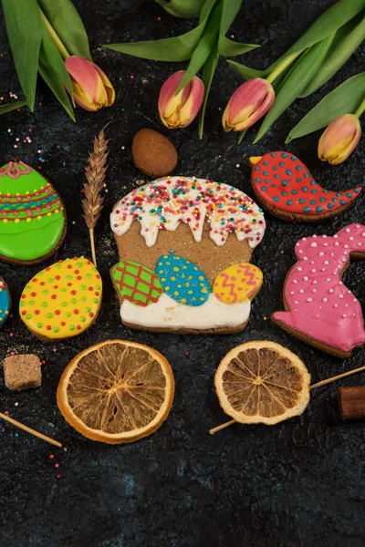 Tulips and gingerbread cookies — Stock Photo, Image