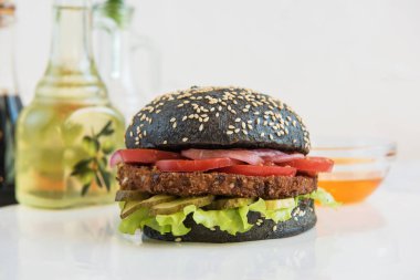 Büyük siyah burger.