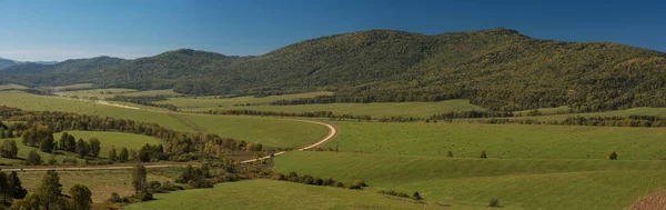 Camino en las montañas — Foto de Stock