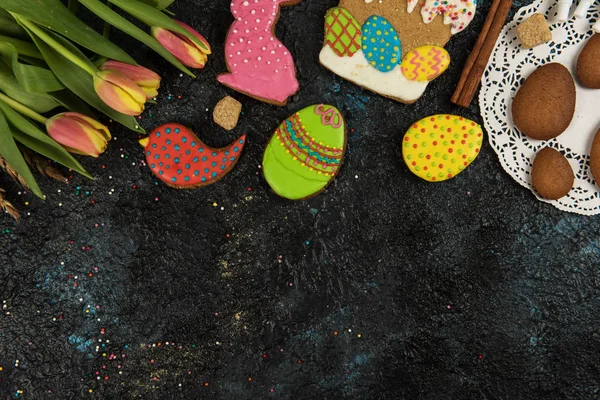 Tulips and gingerbread cookies — Stock Photo, Image