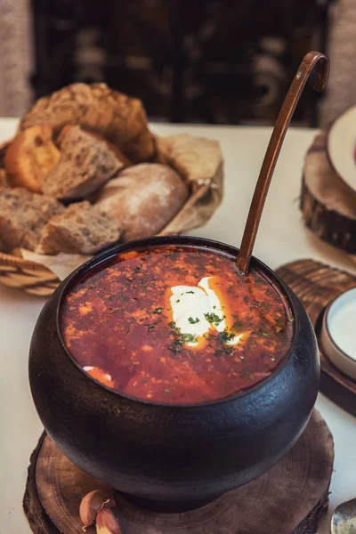 Russische borsch op pot — Stockfoto