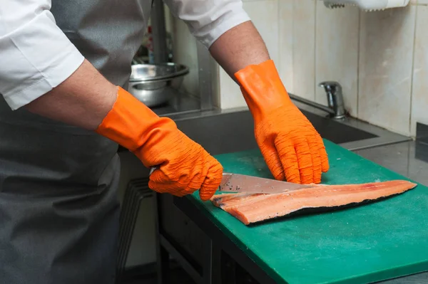 Couper le poisson saumon — Photo