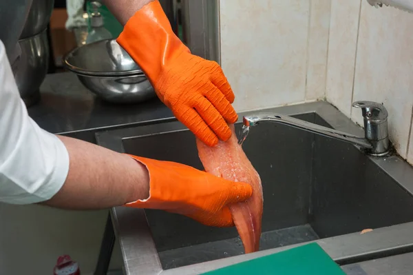 Cleaning salmon fish — Stock Photo, Image