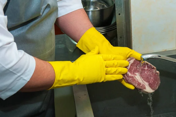 Lavagem e limpeza de carne — Fotografia de Stock