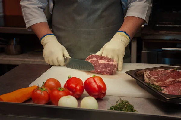 Chef corte de carne —  Fotos de Stock