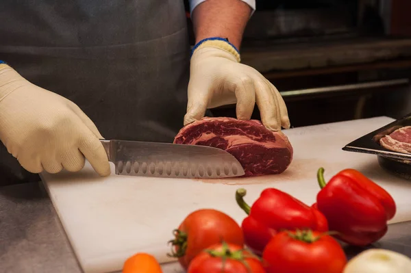 Chef-kok snijden vlees — Stockfoto