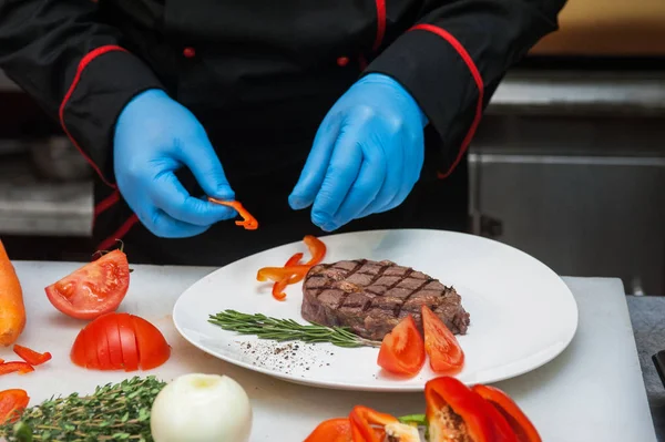 Chef-kok instellen gegrild vlees — Stockfoto