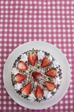 Lezzetli çilek kremalı pasta