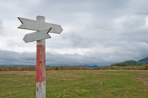 Lege houten weg aanwijzer — Stockfoto