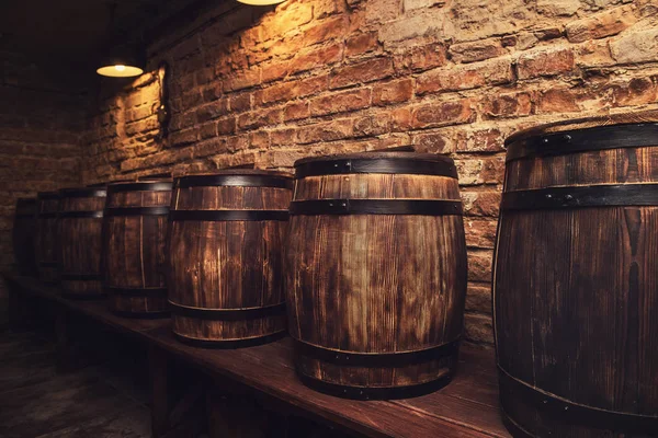 Barricas en la bodega — Foto de Stock