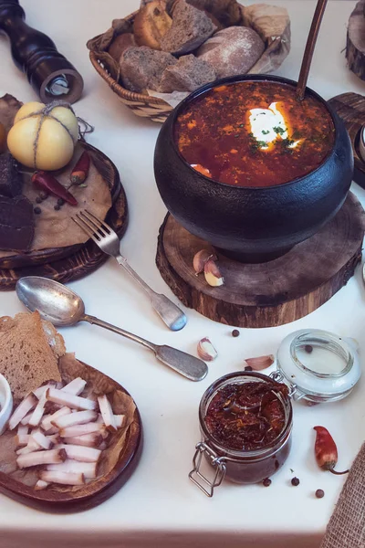 鍋でロシアのボルシチ — ストック写真