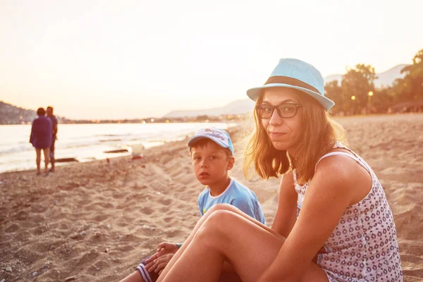 Matka i syn w Alanya beach — Zdjęcie stockowe