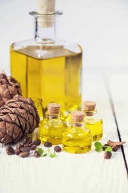 Bir cam şişe içinde sedir yağı