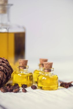 Bir cam şişe içinde sedir yağı