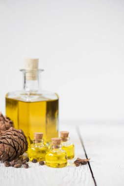 Bir cam şişe içinde sedir yağı