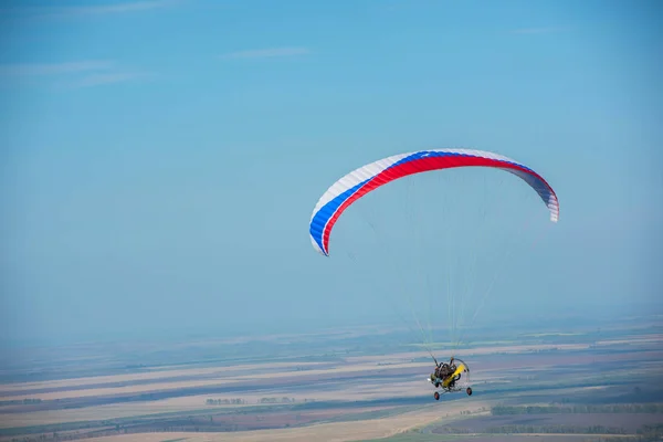 Parapente en las montañas —  Fotos de Stock